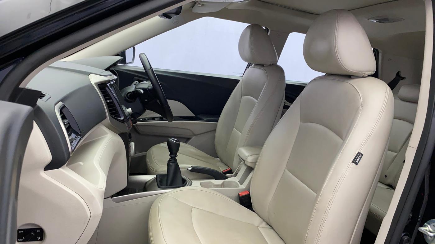2020 Mahindra XUV300 W8 (O) 1.2 PETROL, Petrol, Manual, 56,356 km, Right Side Front Door Cabin