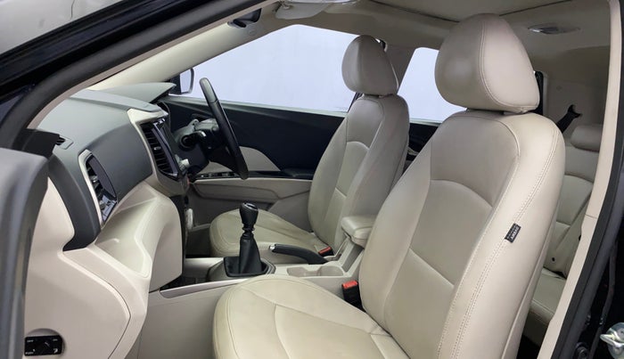 2020 Mahindra XUV300 W8 (O) 1.2 PETROL, Petrol, Manual, 56,356 km, Right Side Front Door Cabin