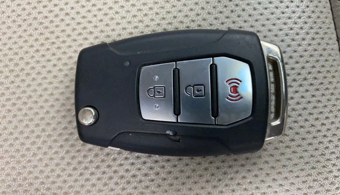 2020 Mahindra XUV300 W8 (O) 1.2 PETROL, Petrol, Manual, 56,356 km, Key Close Up