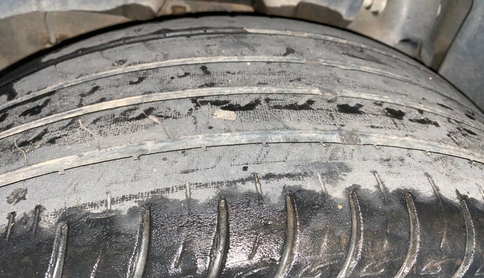 2020 Mahindra XUV300 W8 (O) 1.2 PETROL, Petrol, Manual, 56,356 km, Right Rear Tyre Tread