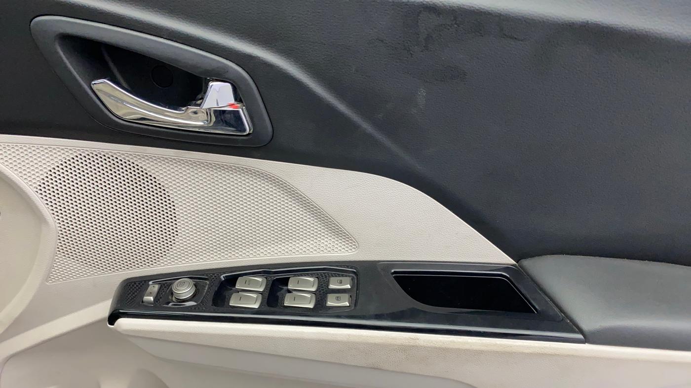 2020 Mahindra XUV300 W8 (O) 1.2 PETROL, Petrol, Manual, 56,356 km, Driver Side Door Panels Control