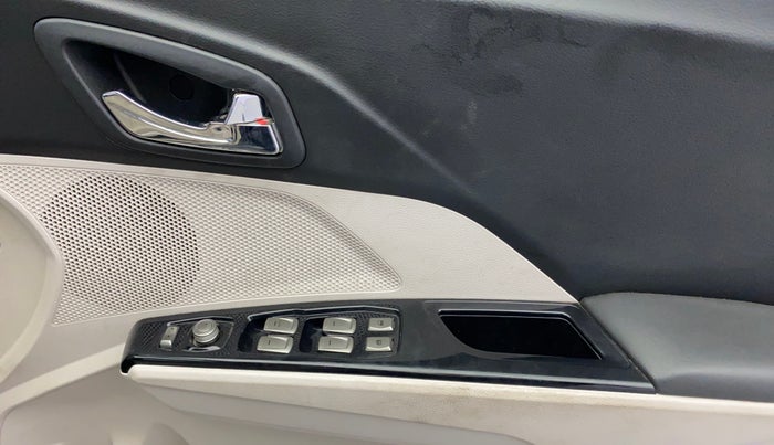 2020 Mahindra XUV300 W8 (O) 1.2 PETROL, Petrol, Manual, 56,356 km, Driver Side Door Panels Control