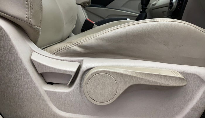 2020 Mahindra XUV300 W8 (O) 1.2 PETROL, Petrol, Manual, 56,356 km, Driver Side Adjustment Panel