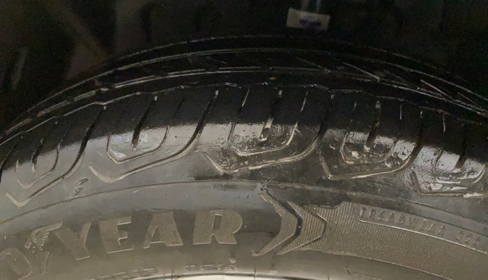 2014 Ford Ecosport TITANIUM 1.5L PETROL AT, Petrol, Automatic, 74,880 km, Left Front Tyre Tread