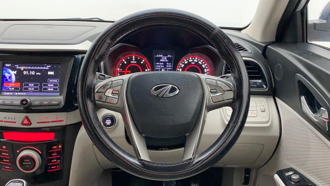 2020 Mahindra XUV300 W8 (O) 1.5 DIESEL, Diesel, Manual, 97,707 km, Steering Wheel Close Up