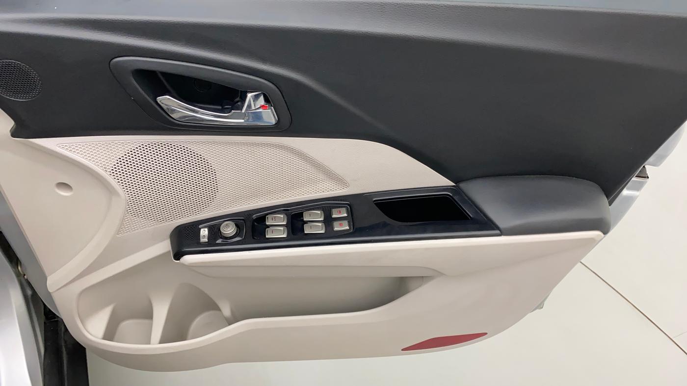 2020 Mahindra XUV300 W8 (O) 1.5 DIESEL, Diesel, Manual, 97,707 km, Driver Side Door Panels Control