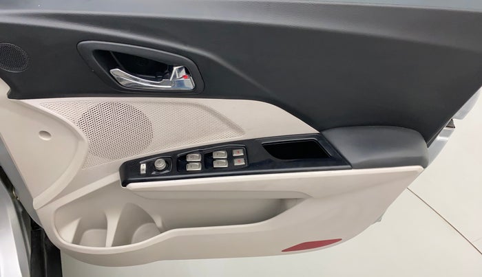 2020 Mahindra XUV300 W8 (O) 1.5 DIESEL, Diesel, Manual, 97,707 km, Driver Side Door Panels Control
