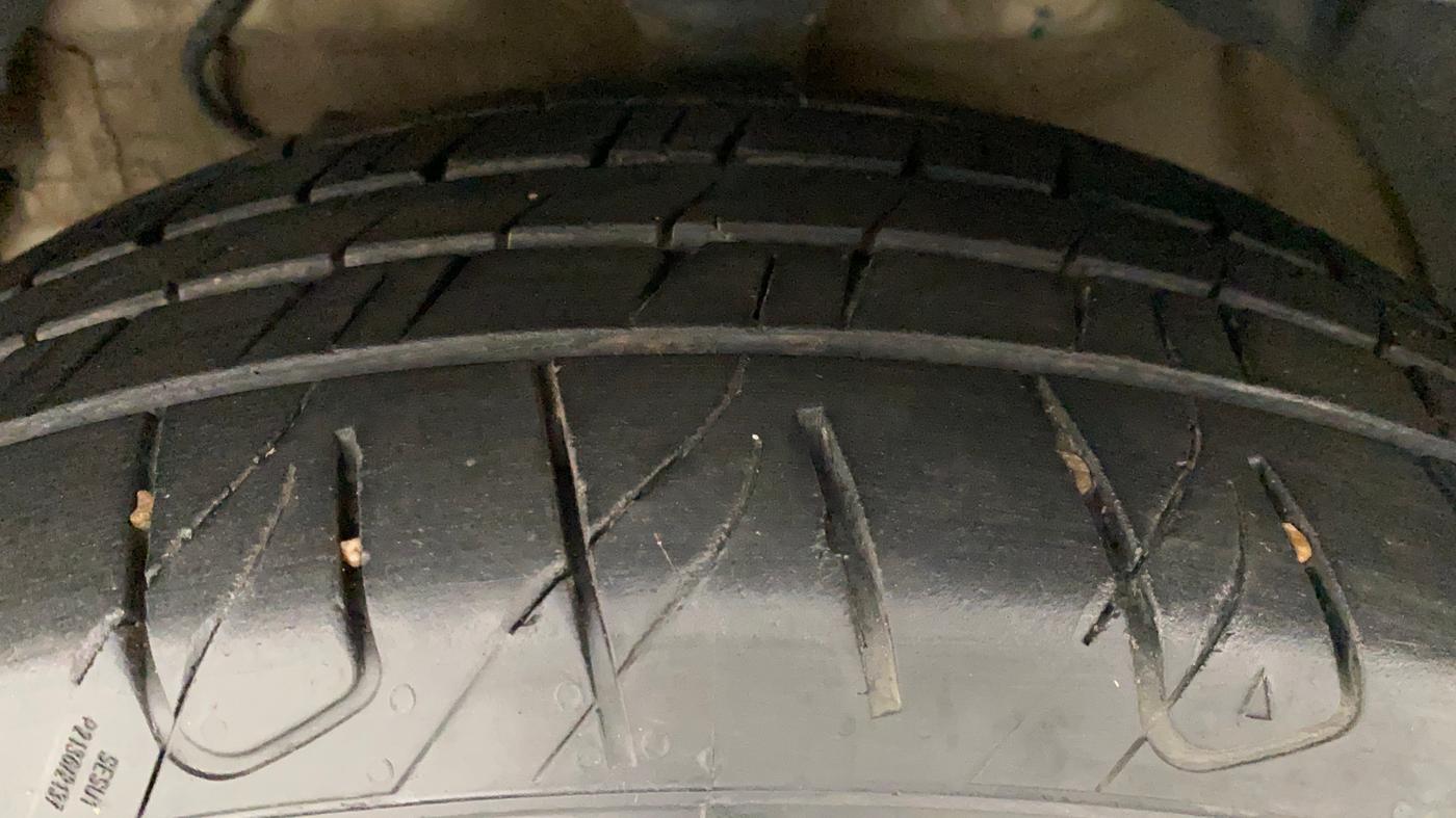 2020 Mahindra XUV300 W8 (O) 1.5 DIESEL, Diesel, Manual, 97,707 km, Left Front Tyre Tread