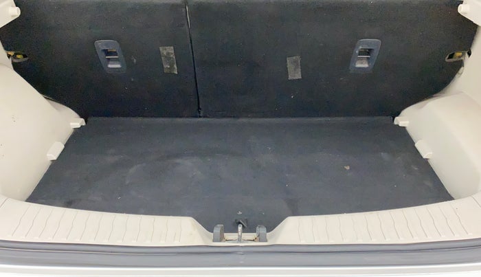 2020 Mahindra XUV300 W8 (O) 1.5 DIESEL, Diesel, Manual, 97,707 km, Boot Inside