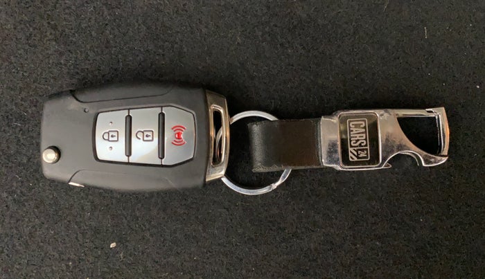 2020 Mahindra XUV300 W8 (O) 1.5 DIESEL, Diesel, Manual, 97,707 km, Key Close Up