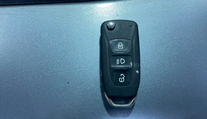 2018 Tata Tiago XT PETROL, CNG, Manual, 83,967 km, Key Close Up