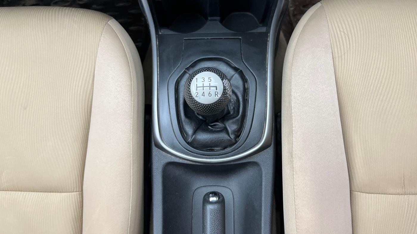 2014 Honda City 1.5L I-DTEC V, Diesel, Manual, 1,07,097 km, Gear Lever