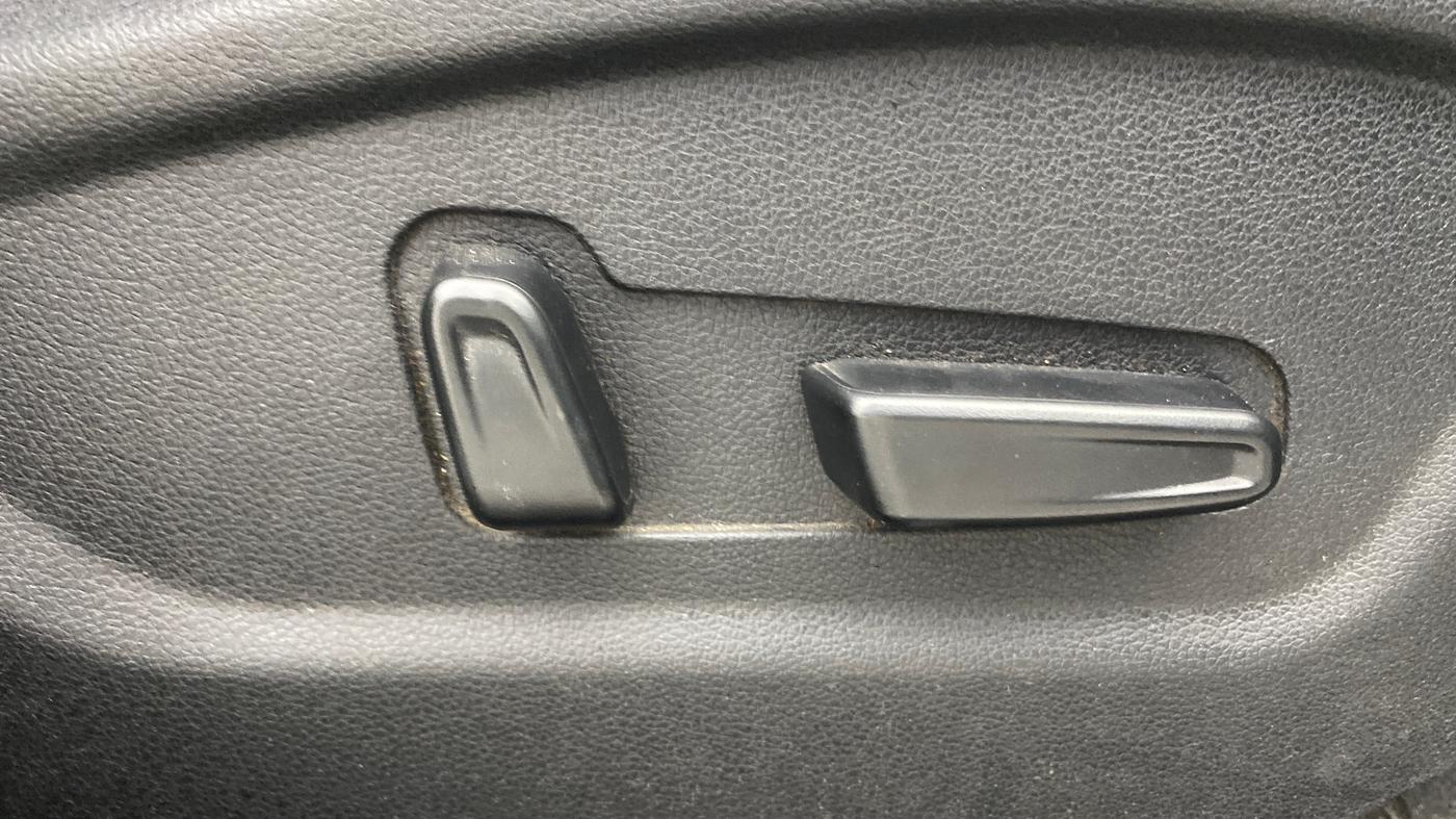 2021 Hyundai ALCAZAR 2.0 SIGNATURE (O) AT 6STR, Petrol, Automatic, 63,590 km, Driver Side Adjustment Panel