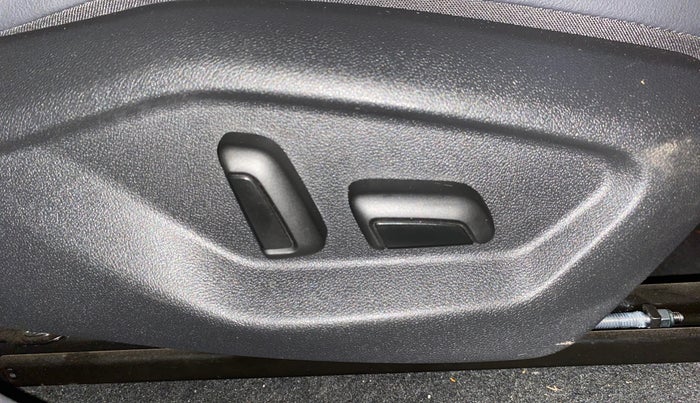 2025 Volkswagen VIRTUS TOPLINE TSI 1.0 AT, Petrol, Automatic, 1,528 km, Driver Side Adjustment Panel