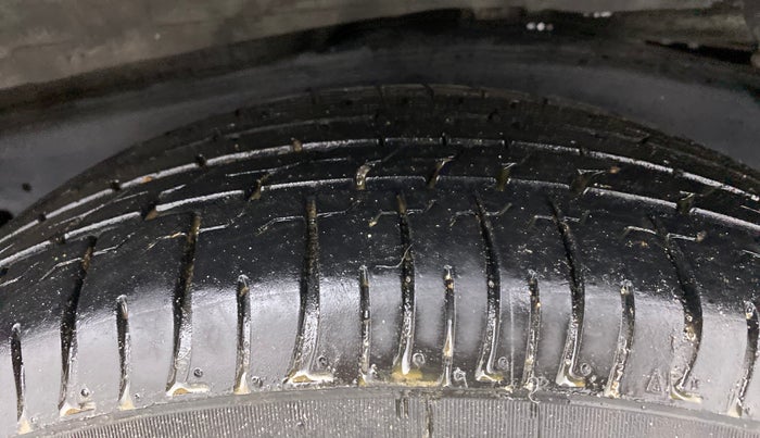 2022 Toyota Innova Crysta 2.7 VX 7 STR, Petrol, Manual, 13,279 km, Left Rear Tyre Tread