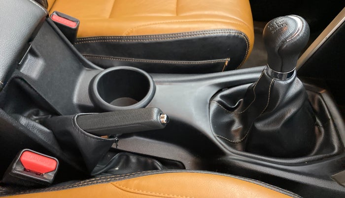 2022 Toyota Innova Crysta 2.7 VX 7 STR, Petrol, Manual, 13,279 km, Gear Lever