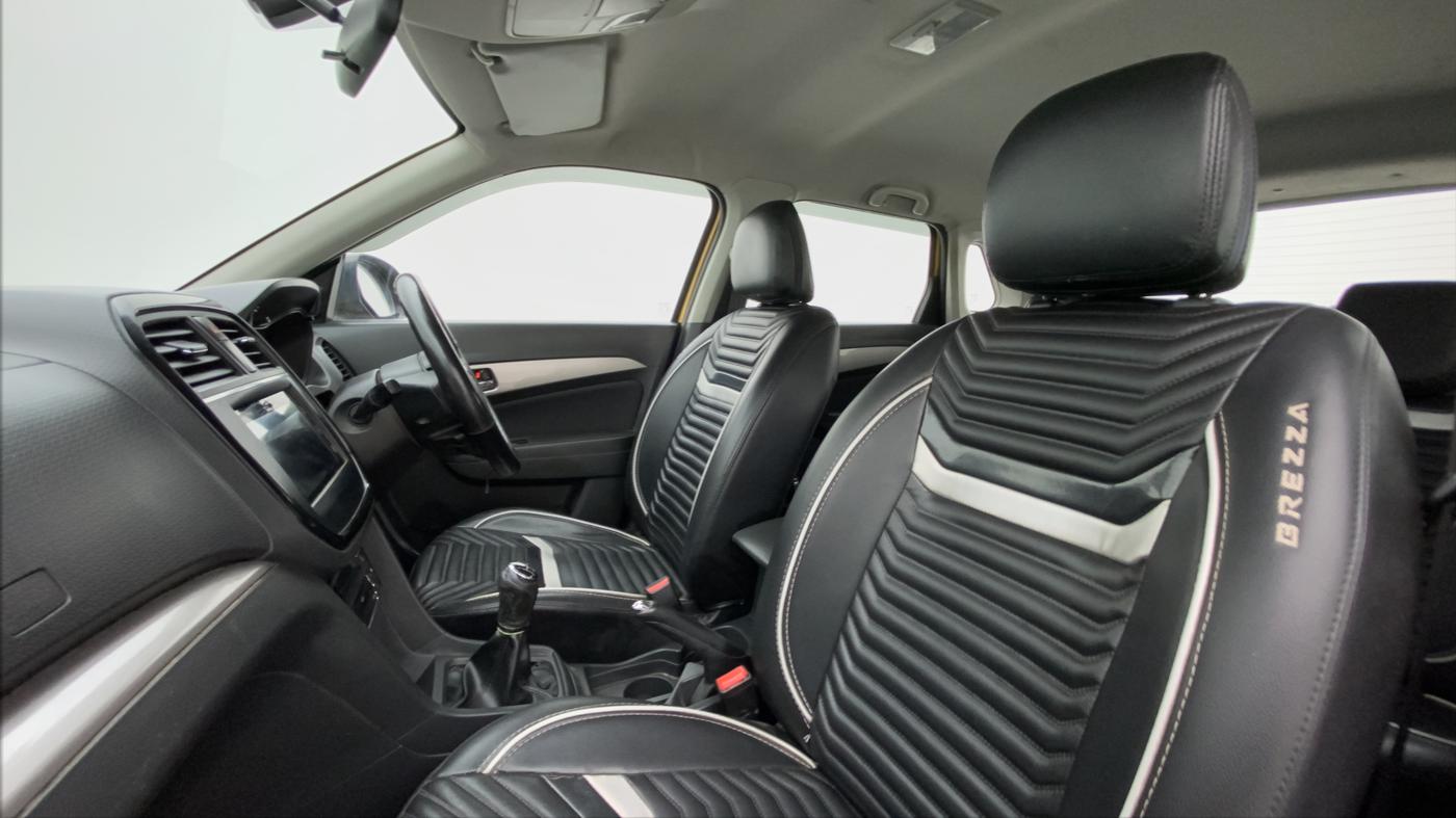 2017 Maruti Vitara Brezza ZDI PLUS, Diesel, Manual, 1,21,351 km, Right Side Front Door Cabin