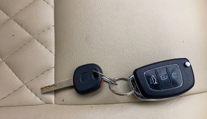 2014 Hyundai Verna FLUIDIC 1.6 VTVT EX, Petrol, Manual, 1,14,418 km, Key Close Up