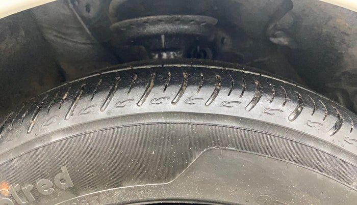 2014 Hyundai Verna FLUIDIC 1.6 VTVT EX, Petrol, Manual, 1,14,418 km, Right Front Tyre Tread
