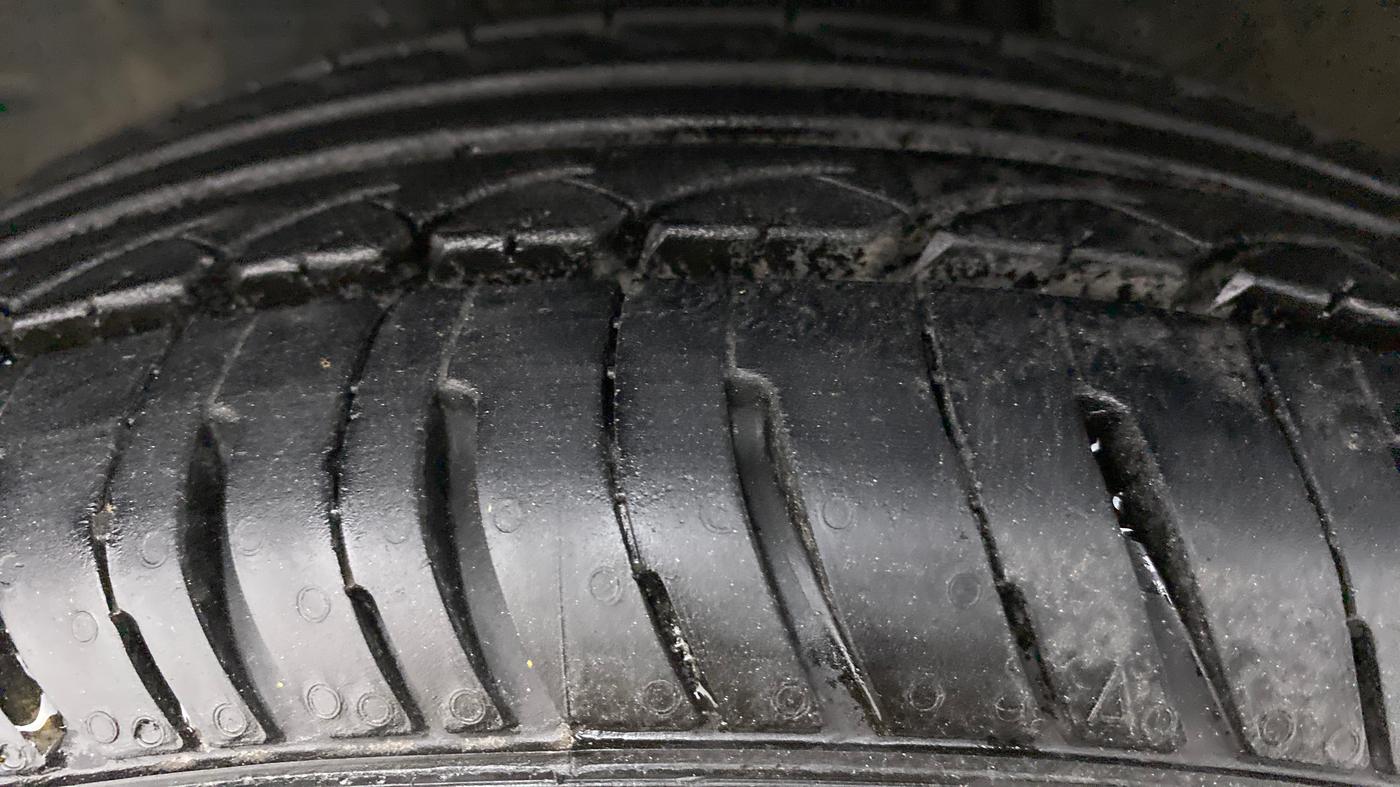 2012 Toyota Etios Liva G, Petrol, Manual, 85,065 km, Left Front Tyre Tread