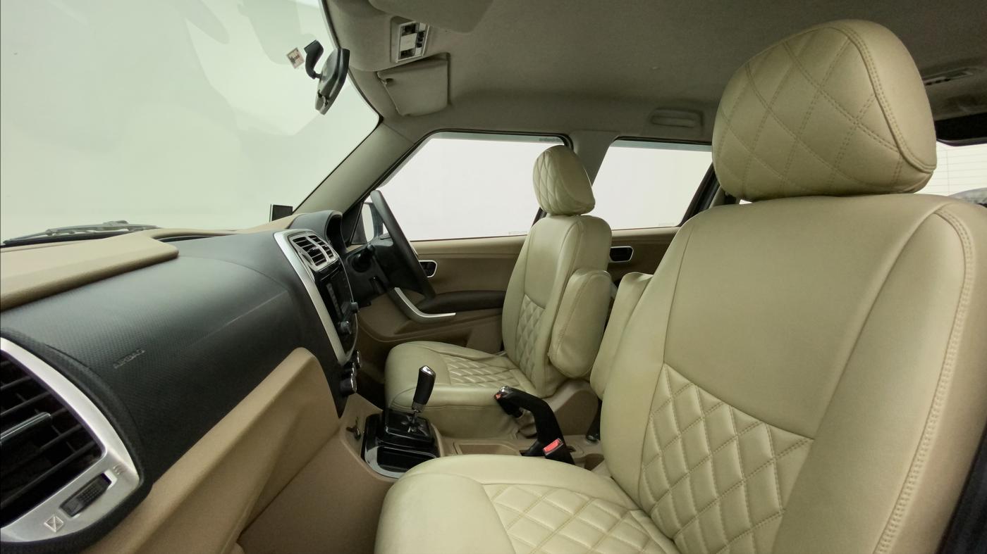 2016 Mahindra TUV300 T8 AT, Diesel, Automatic, 73,641 km, Right Side Front Door Cabin