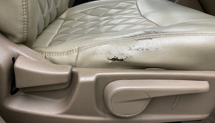 2016 Mahindra TUV300 T8 AT, Diesel, Automatic, 73,641 km, Driver Side Adjustment Panel