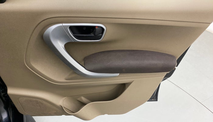 2016 Mahindra TUV300 T8 AT, Diesel, Automatic, 73,641 km, Driver Side Door Panels Control