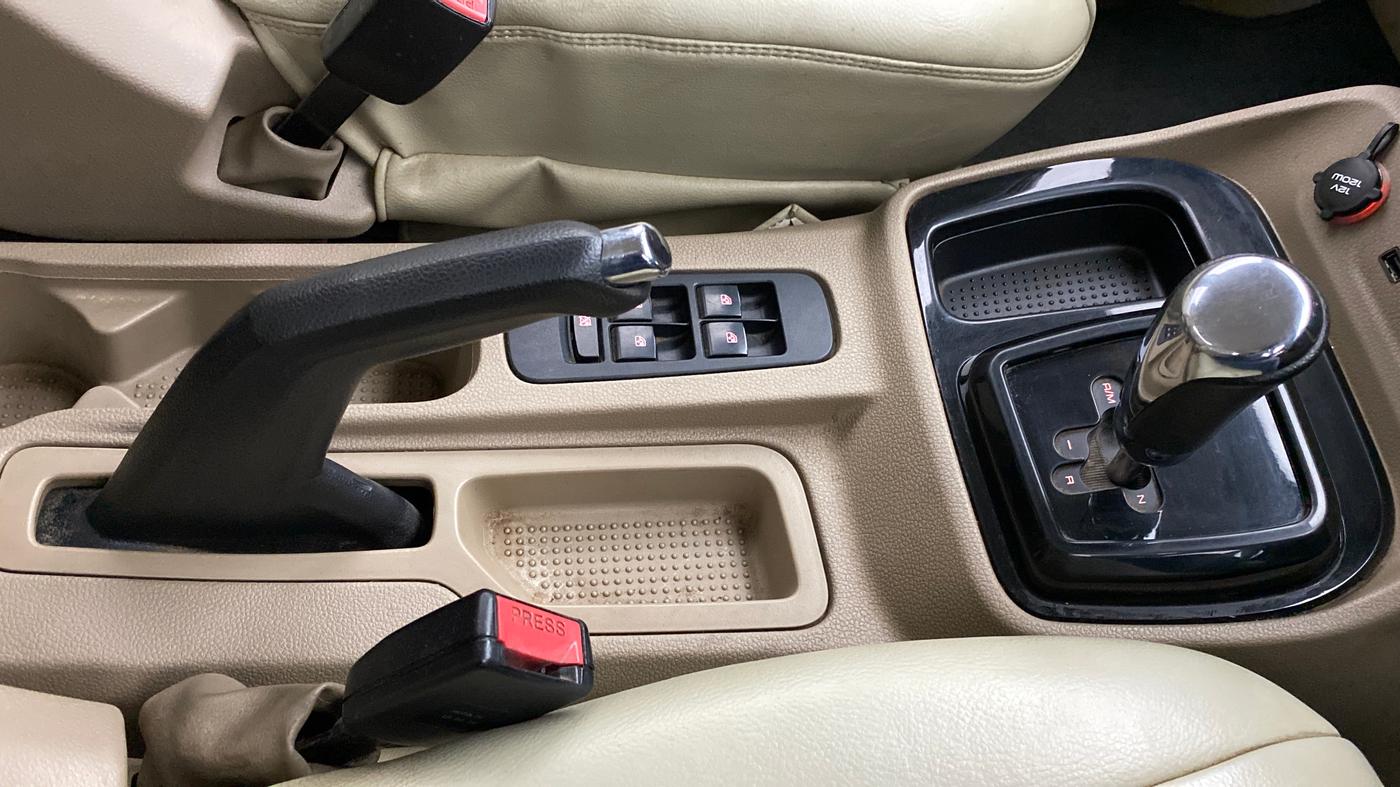 2016 Mahindra TUV300 T8 AT, Diesel, Automatic, 73,641 km, Gear Lever