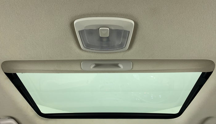 2021 Mahindra XUV300 1.2 W6 MT, Petrol, Manual, 5,184 km, Moonroof/ Sunroof