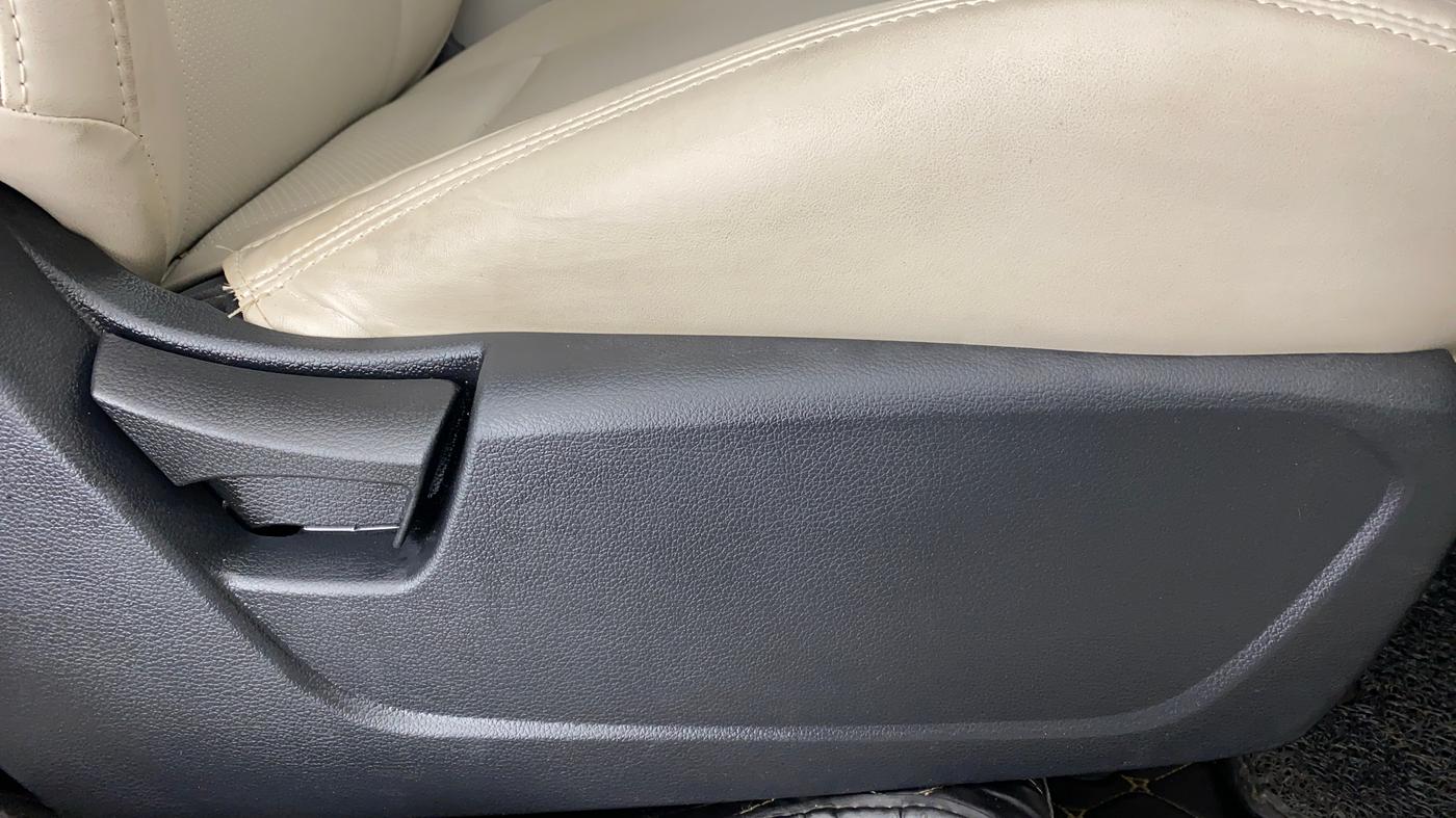 2021 Mahindra XUV300 1.2 W6 MT, Petrol, Manual, 5,184 km, Driver Side Adjustment Panel