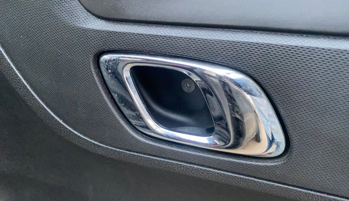 2018 Renault Kwid RXT 1.0 AMT, Petrol, Automatic, 30,142 km, Driver Side Door Panels Control