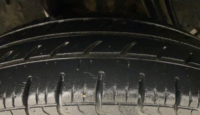 2018 Renault Kwid RXT 1.0 AMT, Petrol, Automatic, 30,142 km, Right Rear Tyre Tread