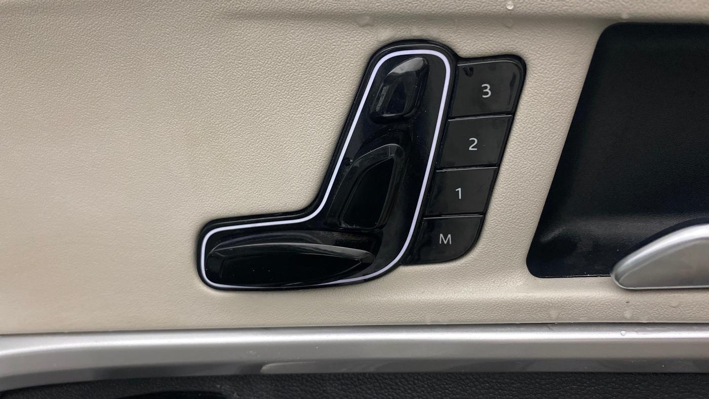 2023 Mahindra XUV700 AX 7 D MT 7 STR, Diesel, Manual, 47,113 km, Driver Side Adjustment Panel