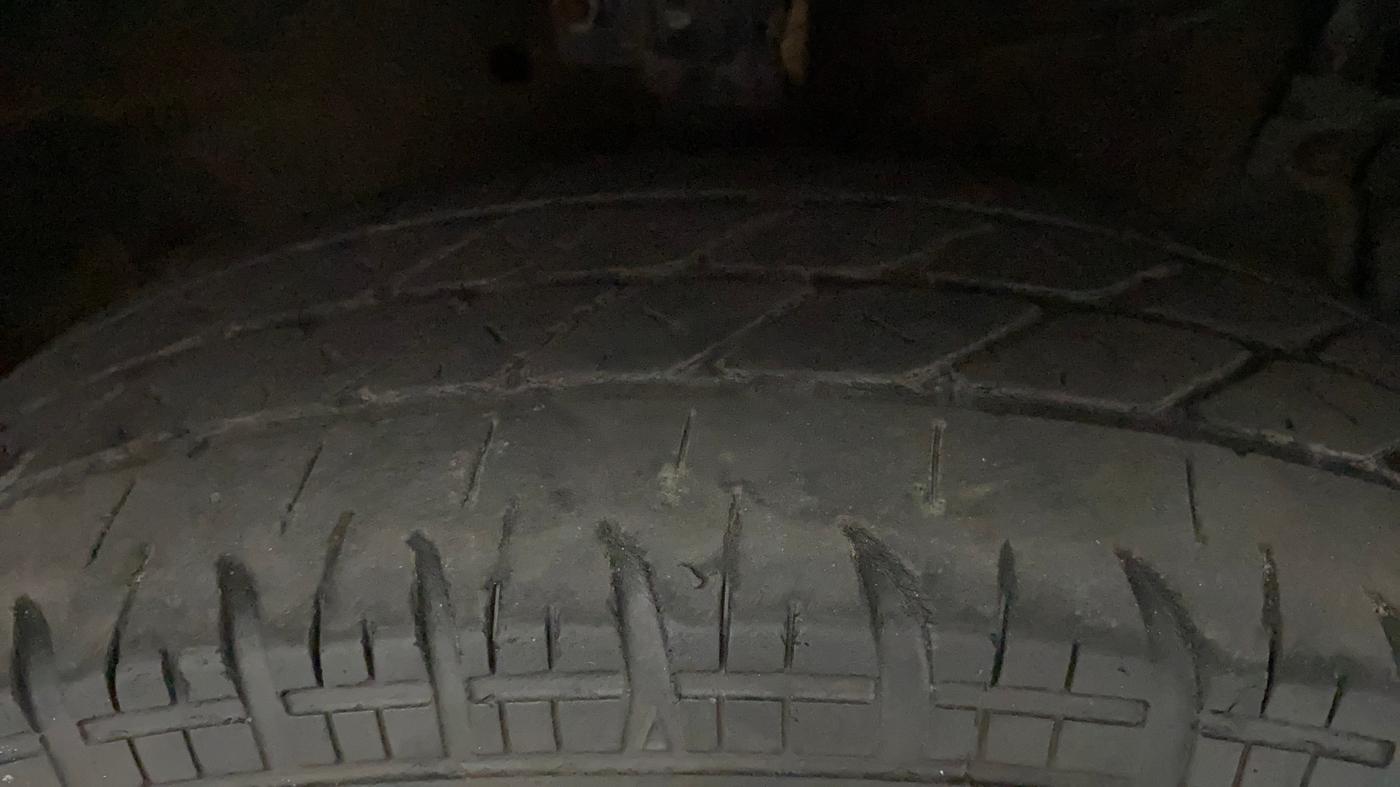 2017 Maruti Swift LXI (O), Petrol, Manual, 67,049 km, Right Front Tyre Tread