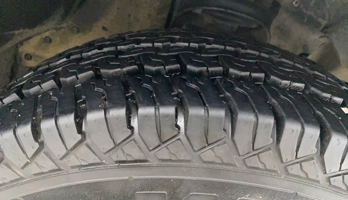 2018 Mahindra TUV300 T6 PLUS, Diesel, Manual, 94,669 km, Right Front Tyre Tread
