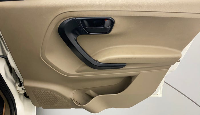 2018 Mahindra TUV300 T6 PLUS, Diesel, Manual, 94,669 km, Driver Side Door Panels Control