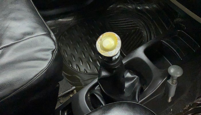 2014 Maruti Wagon R 1.0 LXI, Petrol, Manual, 65,014 km, Gear lever - Knob cover torn