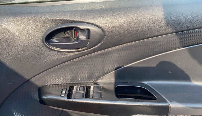 2020 Toyota Etios CROSS 1.2 G, CNG, Manual, 65,593 km, Driver Side Door Panels Control