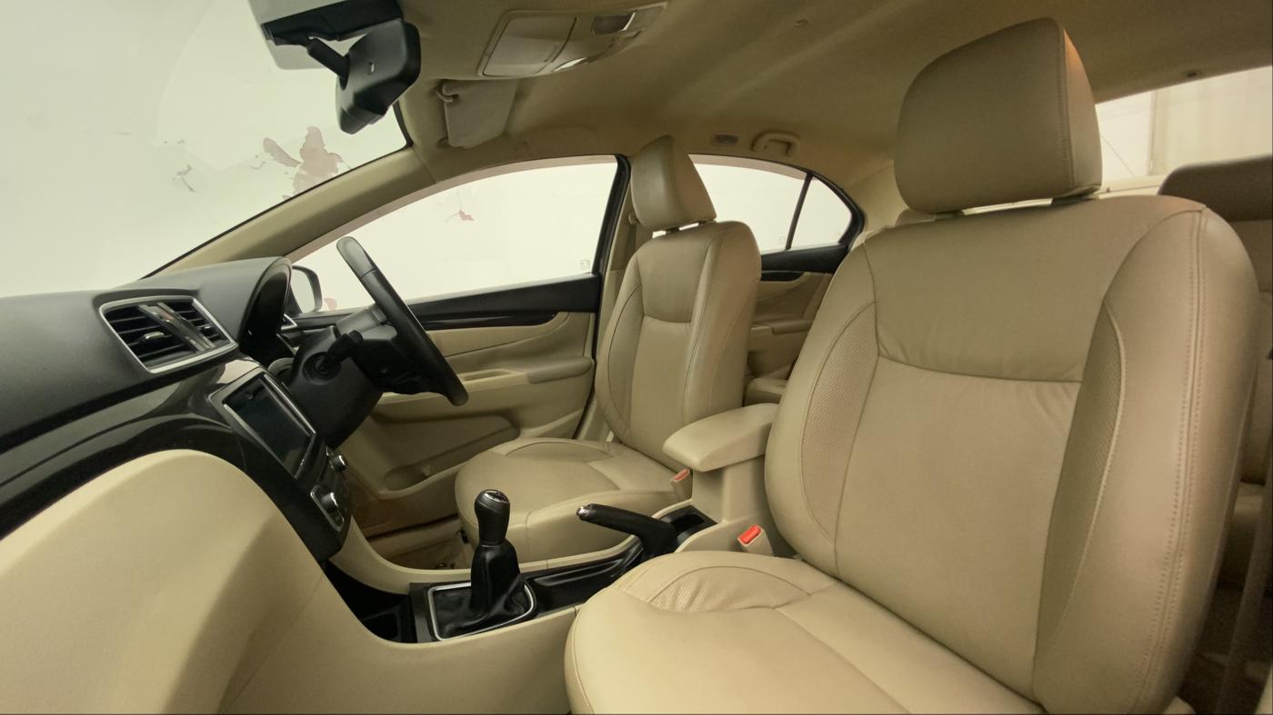 2015 Maruti Ciaz ZXI+, Petrol, Manual, 67,874 km, Right Side Front Door Cabin