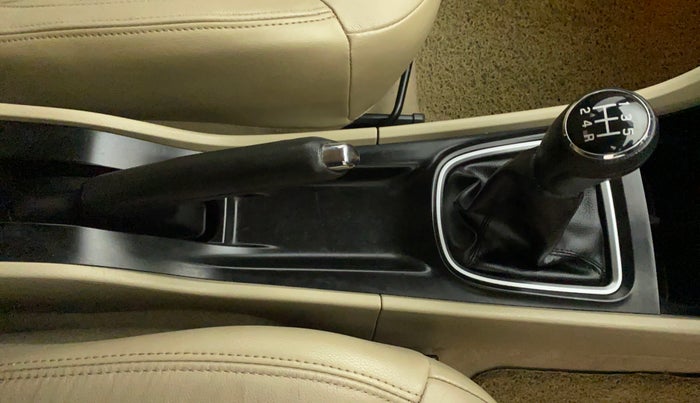 2015 Maruti Ciaz ZXI+, Petrol, Manual, 67,874 km, Gear Lever