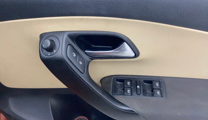 2015 Volkswagen Polo HIGHLINE1.5L, Diesel, Manual, 82,713 km, Driver Side Door Panels Control