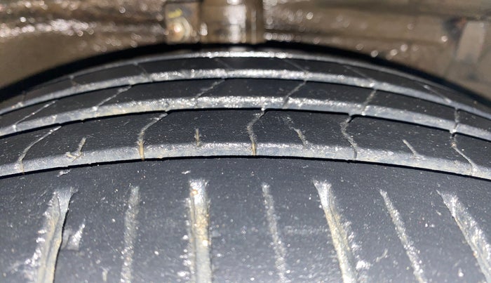 2017 Maruti Ciaz ALPHA  AT 1.4  PETROL, Petrol, Automatic, 55,091 km, Right Front Tyre Tread