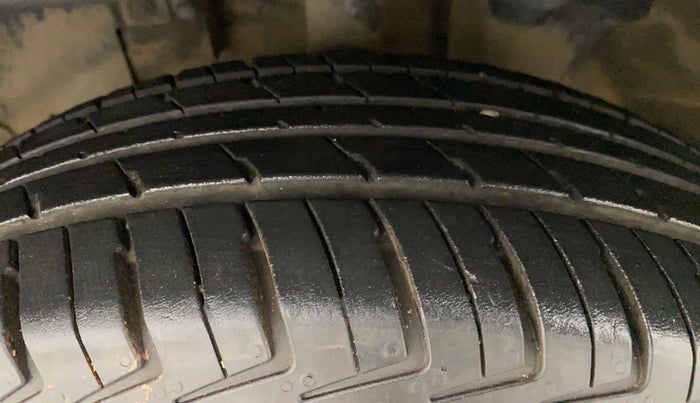 2017 Renault Kwid RXT 1.0, Petrol, Manual, 64,513 km, Left Front Tyre Tread