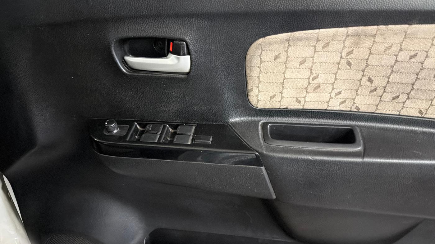 2017 Maruti Wagon R 1.0 VXI, Petrol, Manual, 53,045 km, Driver Side Door Panels Control