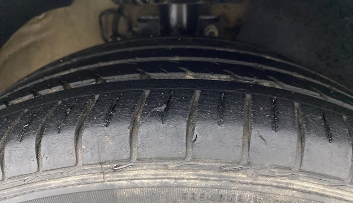 2017 Volkswagen Ameo HIGHLINE1.2L PLUS 16 ALLOY, Petrol, Manual, 33,204 km, Right Front Tyre Tread