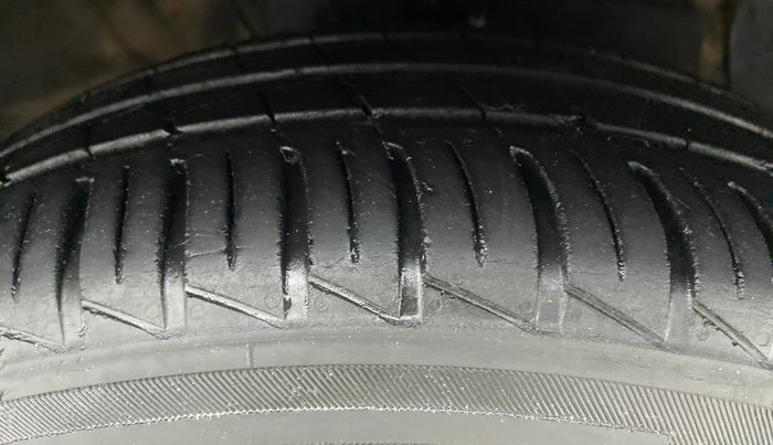 2021 Hyundai AURA S CNG, CNG, Manual, 19,498 km, Right Front Tyre Tread