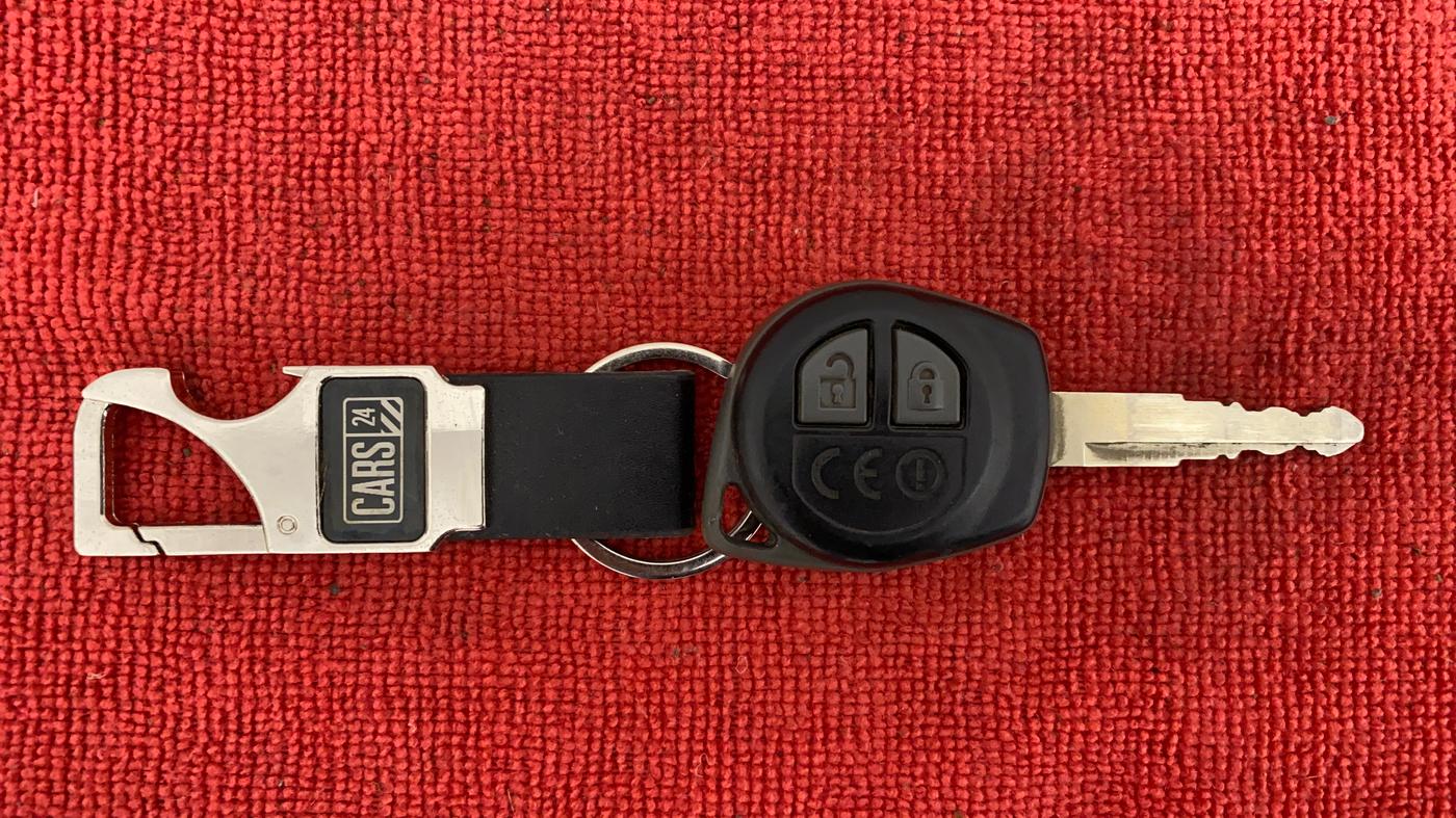 2018 Maruti Dzire VDI, Diesel, Manual, 52,274 km, Key Close Up