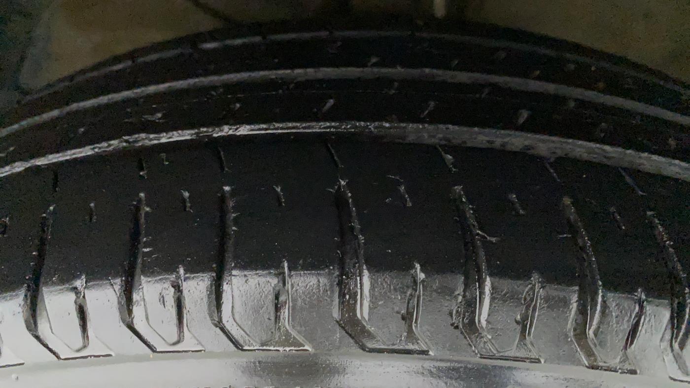 2018 Maruti Dzire VDI, Diesel, Manual, 52,274 km, Left Front Tyre Tread