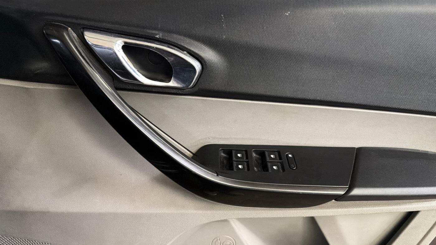 2018 Tata Tiago XZ PETROL, Petrol, Manual, 90,927 km, Driver Side Door Panels Control