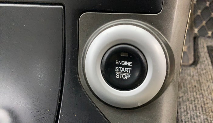 2017 Mahindra XUV500 W10, Diesel, Manual, 83,342 km, Keyless Start/ Stop Button